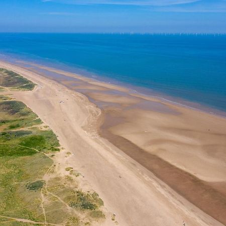 Отель Lovely Caravan With Decking At Coral Beach Park In Lincolnshire Ref 77001C Инголдмелс Экстерьер фото