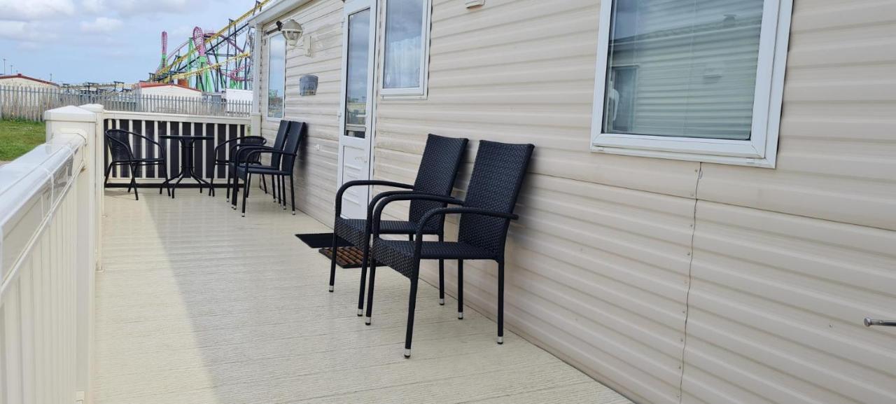Отель Lovely Caravan With Decking At Coral Beach Park In Lincolnshire Ref 77001C Инголдмелс Экстерьер фото