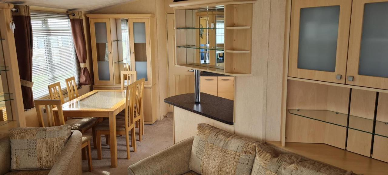 Отель Lovely Caravan With Decking At Coral Beach Park In Lincolnshire Ref 77001C Инголдмелс Экстерьер фото