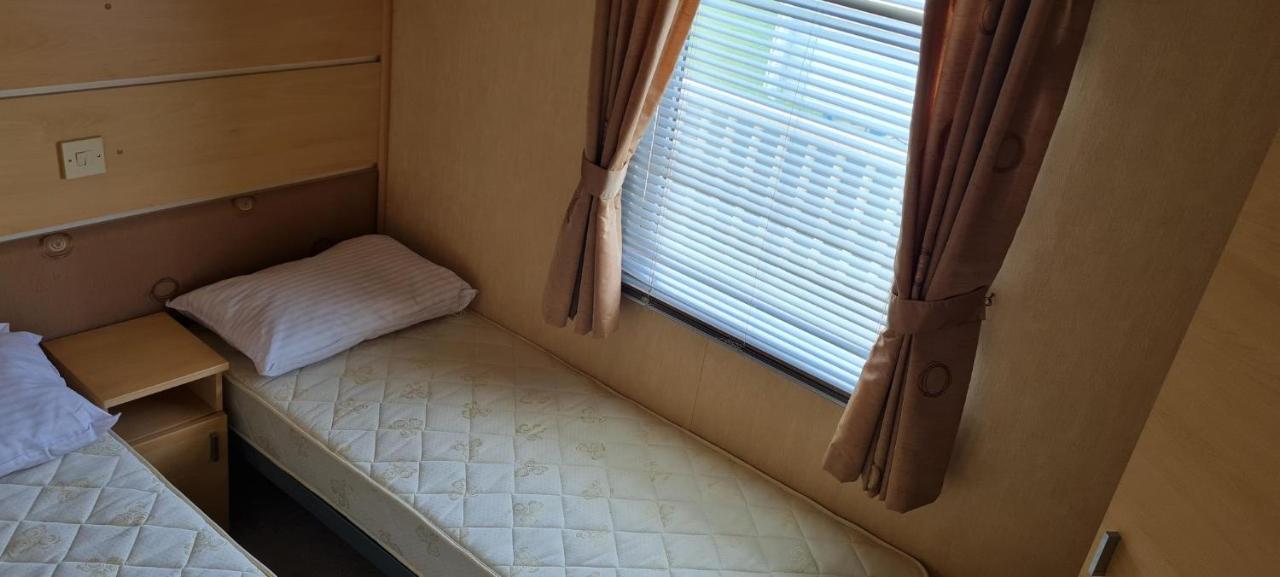 Отель Lovely Caravan With Decking At Coral Beach Park In Lincolnshire Ref 77001C Инголдмелс Экстерьер фото