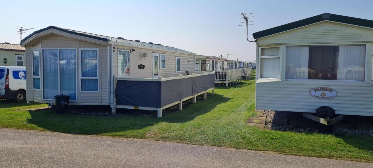 Отель Lovely Caravan With Decking At Coral Beach Park In Lincolnshire Ref 77001C Инголдмелс Экстерьер фото