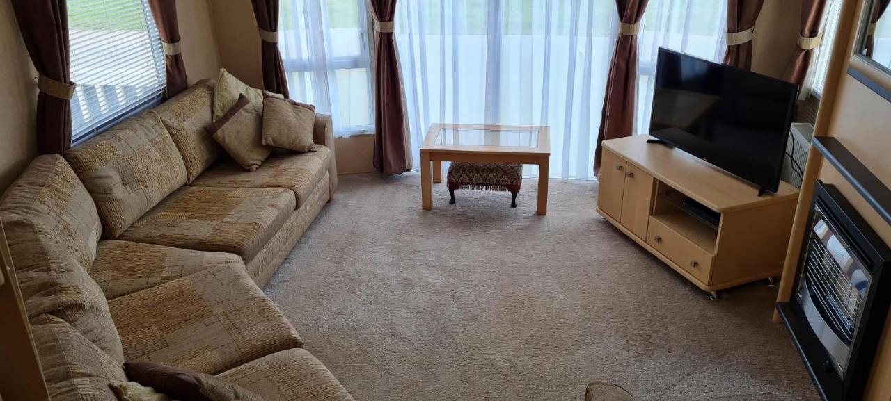 Отель Lovely Caravan With Decking At Coral Beach Park In Lincolnshire Ref 77001C Инголдмелс Экстерьер фото